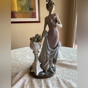RETIRED 2000  ‘A TOUCH OF CLASS LLADRO’ PORCELAIN FIGURINE - Item# 01005377